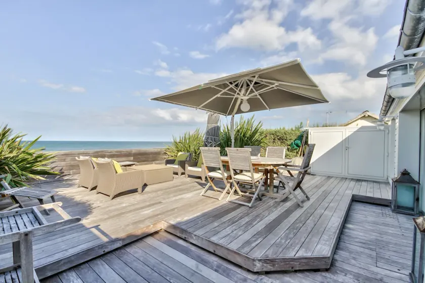 Maison front de mer, grande terrasse et pieds dans l'eau -Balcon sur Arromanches - Image 1
