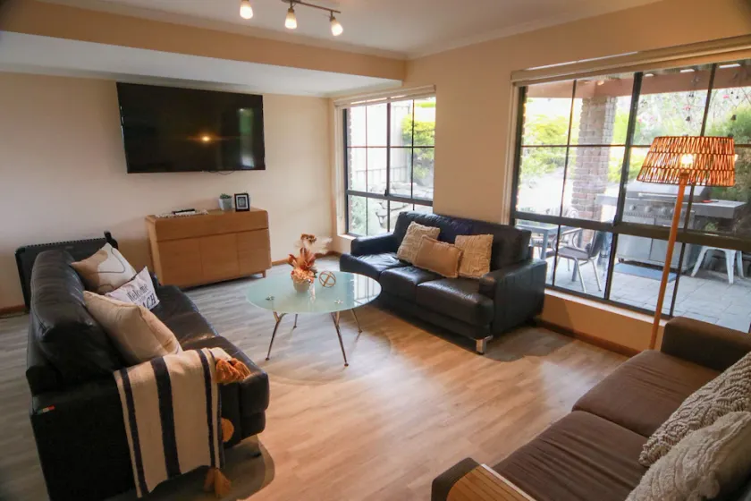 Ideal for 28+ Night Extended Holidays | Pets Welcome, Ocean Views, Wi-Fi,  Southern Right Crescent, 12 Guests - Image 1