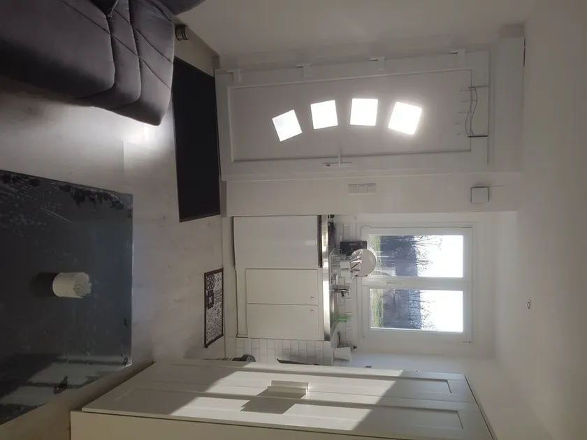 Quiet and sunny new studio - Image 1