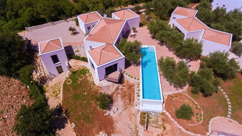 Villa with pool in an authentic natural environment - Image 1