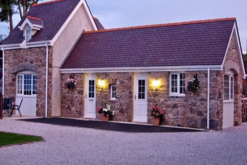 Bryn Awelon Bach Traditional Stone Cottage - Image 1