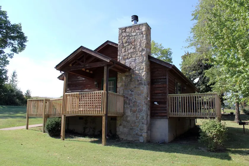 Stones Throw from Giant City Park, Wineries, Hiking, Biking, Hunting and more. - Image 1