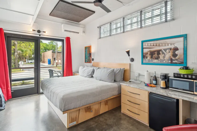 Boutique Vera Hotel in the Heart of Folly Beach - Image 1