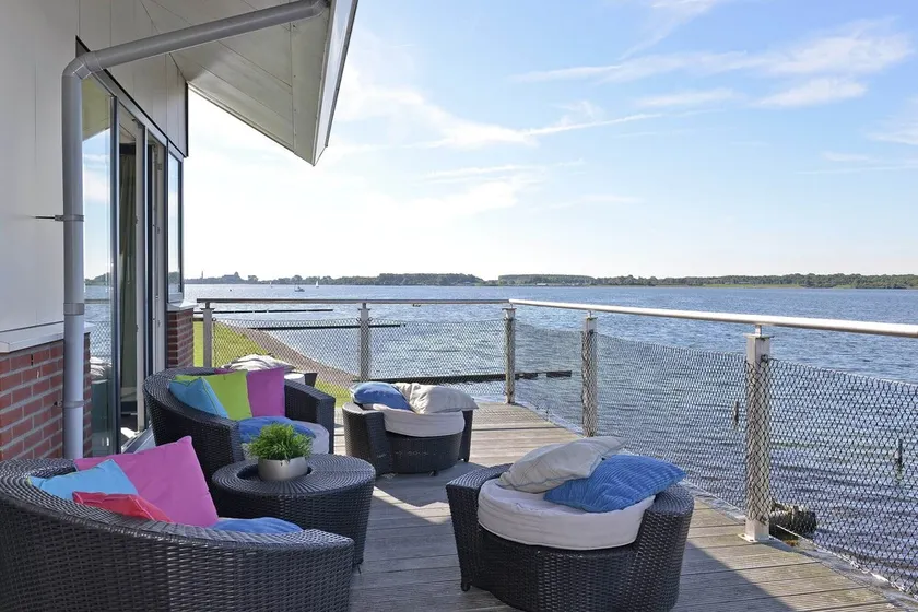 Waterfront penthouse with roof terrace and private jetty - Image 1