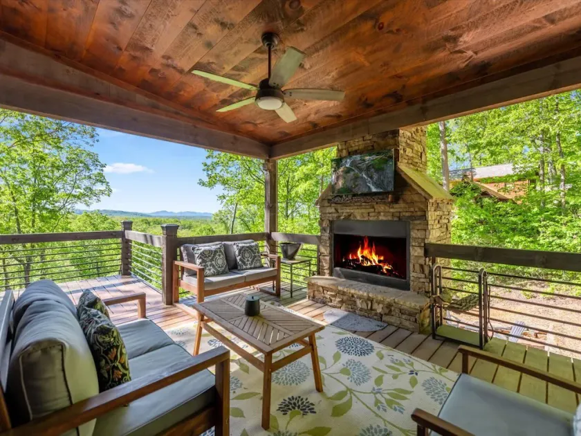 Mountain Breeze, an exquisite home with stunning mountain views is conveniently - Image 1