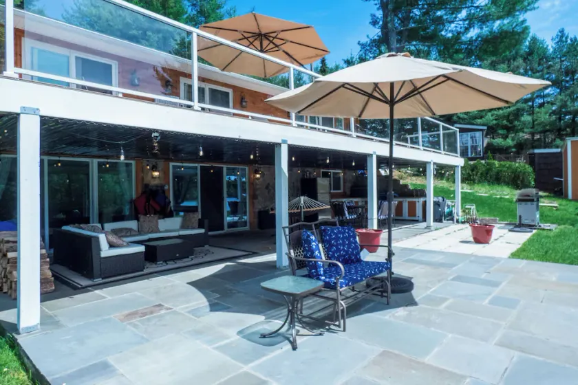 Sun Drenched Lakefront Cove - Image 1