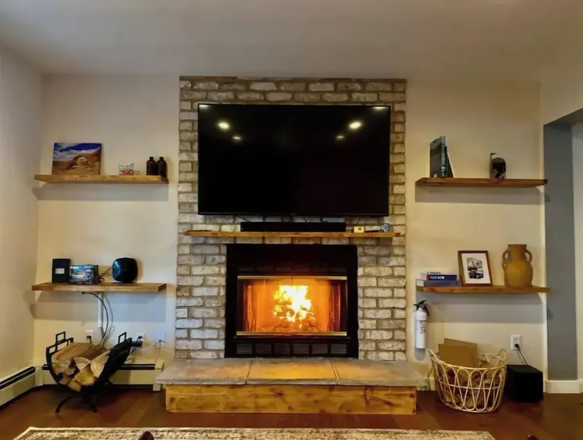 The Under Ridge Home - 4 Bedroom w/Fireplace - Image 1