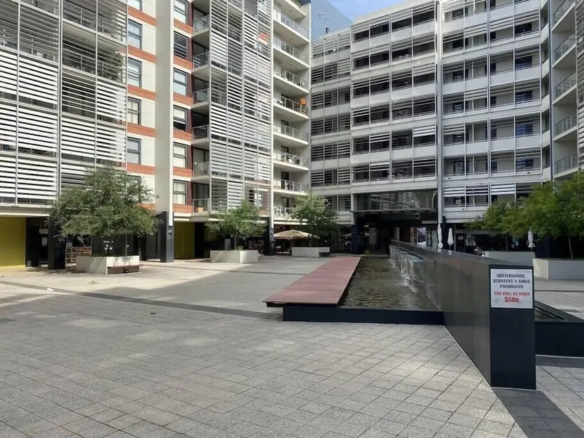 Spacious 1 bedroom apartment with internal parking, pool and gym - Image 1