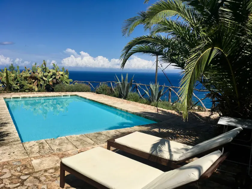 Finca rústica tranquila con piscina y vistas panorámicas al mar y montañas. - Image 1