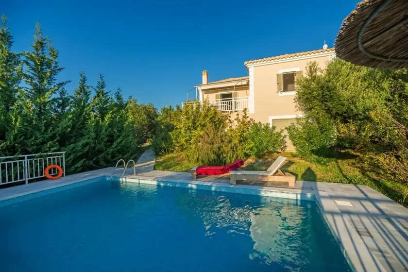 Lovely two bedroom house with private pool and great views - Image 1