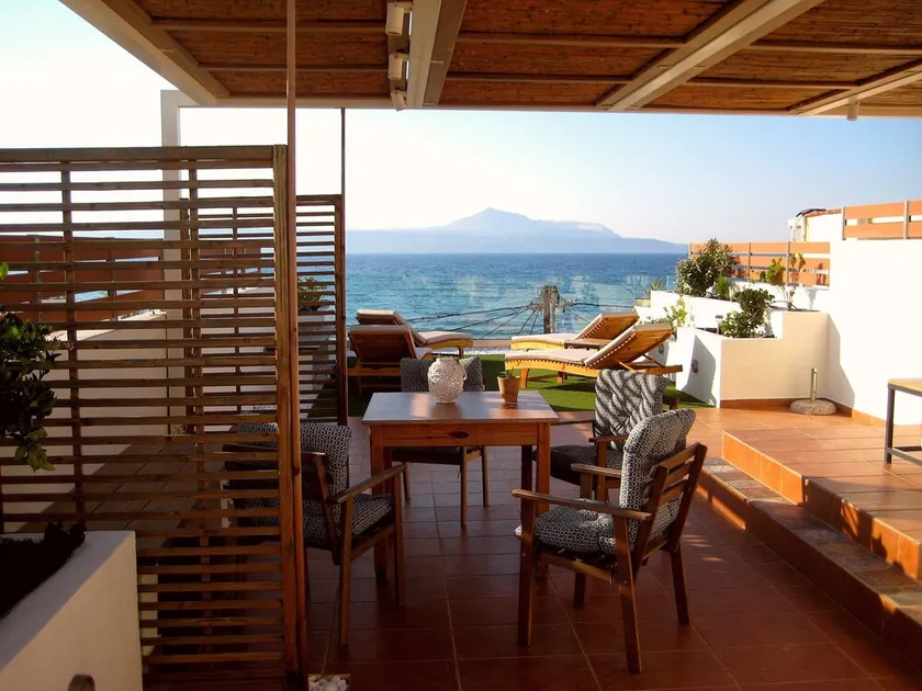 Floor apartment with superb roof terrace, next to Almirida sandy beach - Image 1