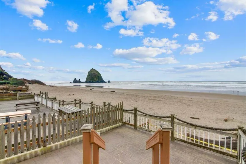 Hayven - Stunning Ocean Front Home! - Image 1