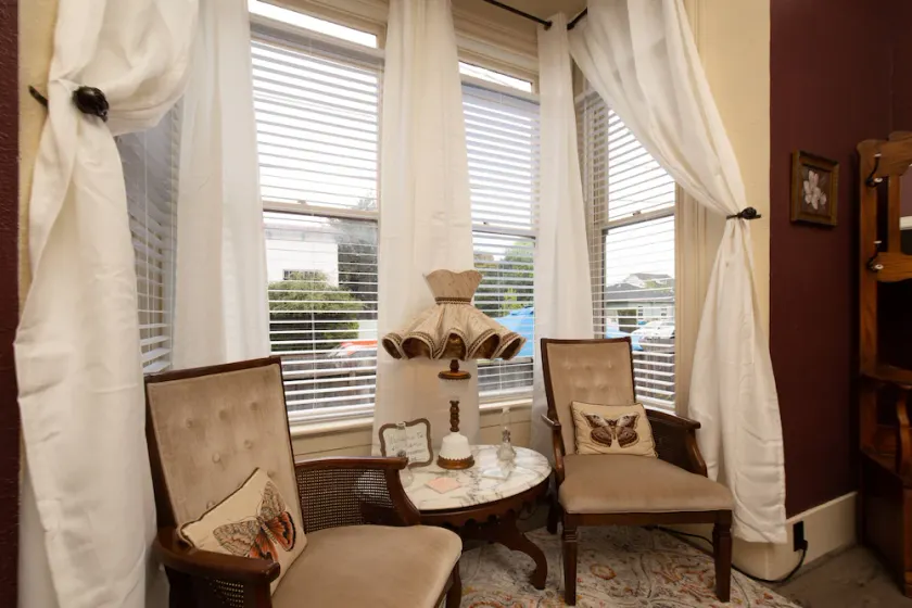 Charming Victorian home.... Cal-King & 2 Queens ...walk to Old Town and the bay. - Image 1