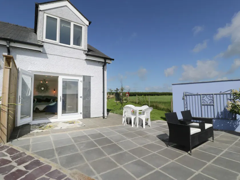 DRWS Y GORLAN, romantic, country holiday cottage in Llanerchymedd - Image 1