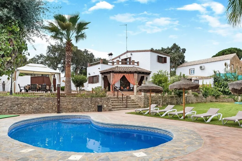 Wunderschöne Villa mit großem Garten, Pool, Klimaanlage, WLAN und Parkplatz - Image 1