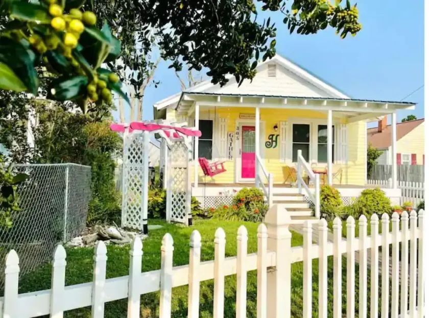 Boaty McBeach House: A Short Walk to Beach, Waterfront Sunsets & Restaurants! - Image 1