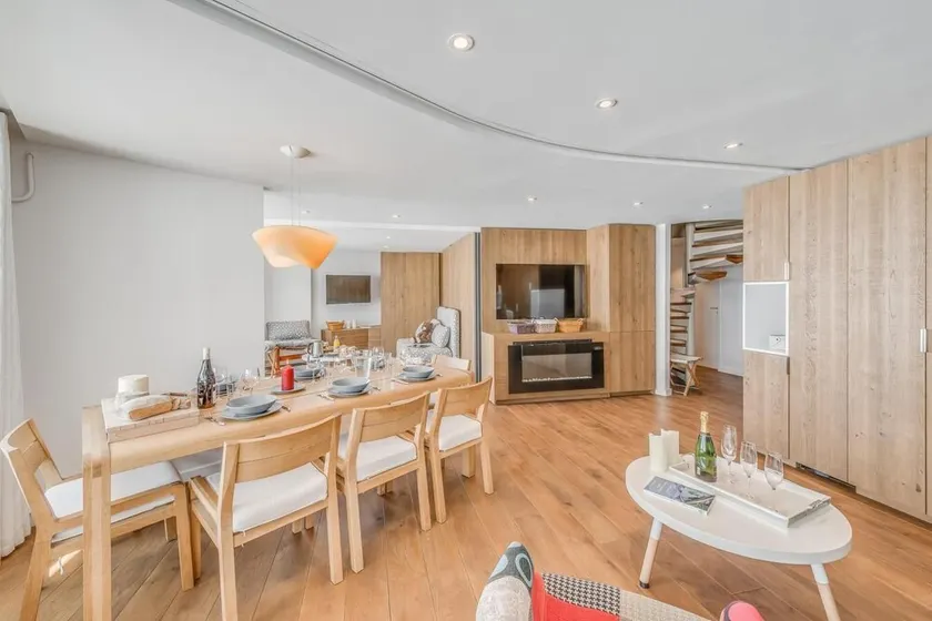 Overfladeareal: ca. 80 m² 11. sal. Orientering: Syd. Stue med sovesofa - Image 1