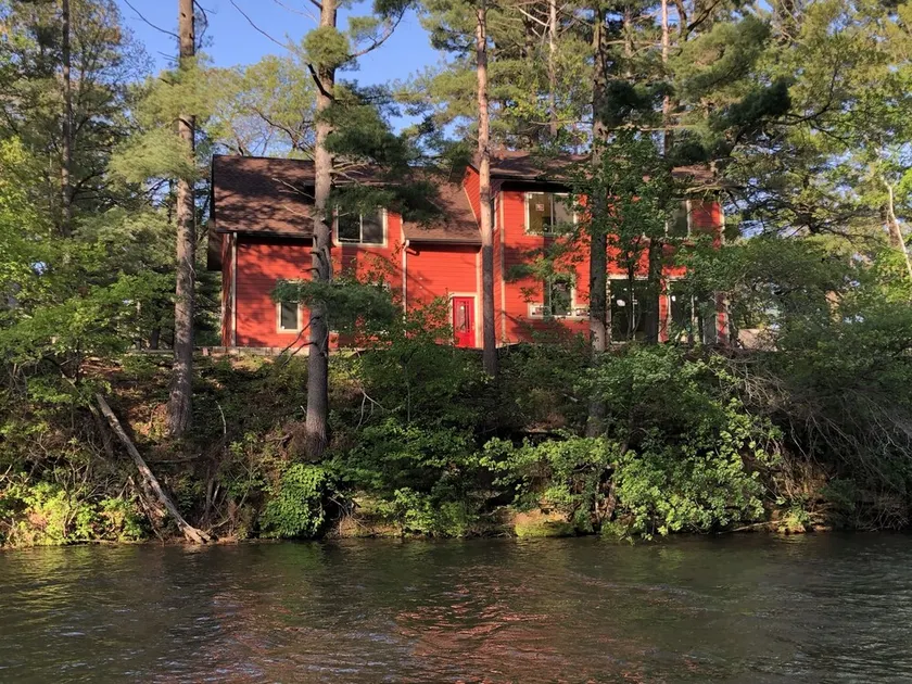 Amazing River House with covered patio! Sleeps 10-14. Kayaks,Fireplace,Games. - Image 1