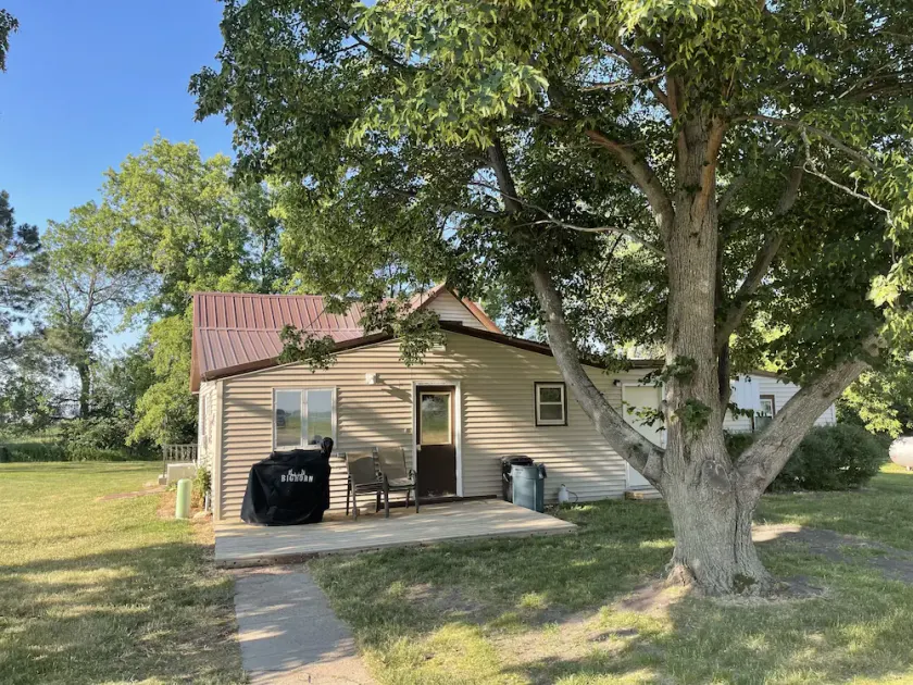Great area for hunting and fishing, dog kennel on property - Image 1