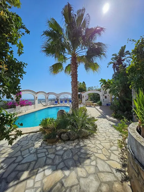 Vacation home with 2 apartments in a fantastic panoramic location with large heated pool - Image 1