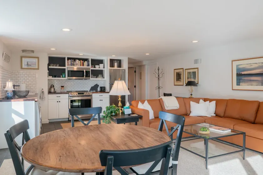 5 Sterne bewertet!<br>Neubau, 1 Schlafzimmer Back Cove Apartment mit Blick auf das Wasser! - Image 1
