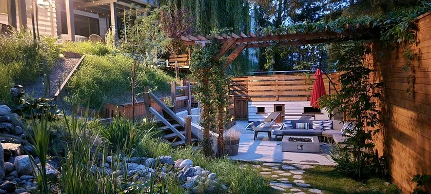 Lake views, backyard oasis, minute from beach, private, late-century modern home - Image 1