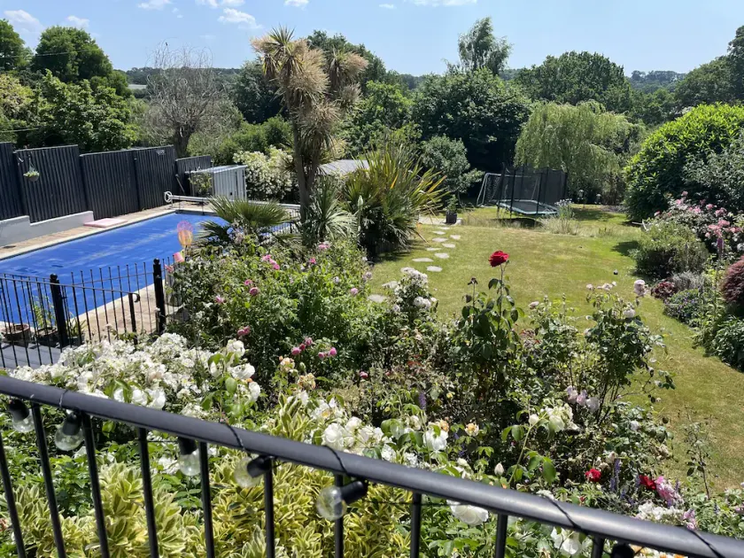 Large outstanding house, 20 mins from the beach with gardens, pool & hot tub - Image 1