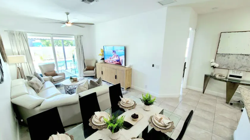 POSHPADZ présente Hibiscus House SFH avec piscine privée - Image 1