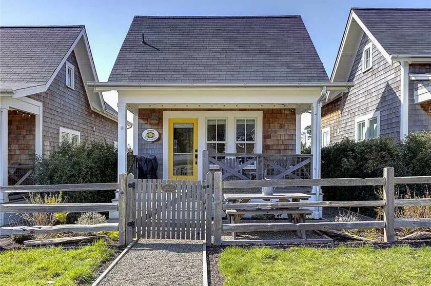Seabrook Sweet Buttercup | Pet Friendly, Family | 2BR, Sleeps 5, Windgate Barn - Image 1
