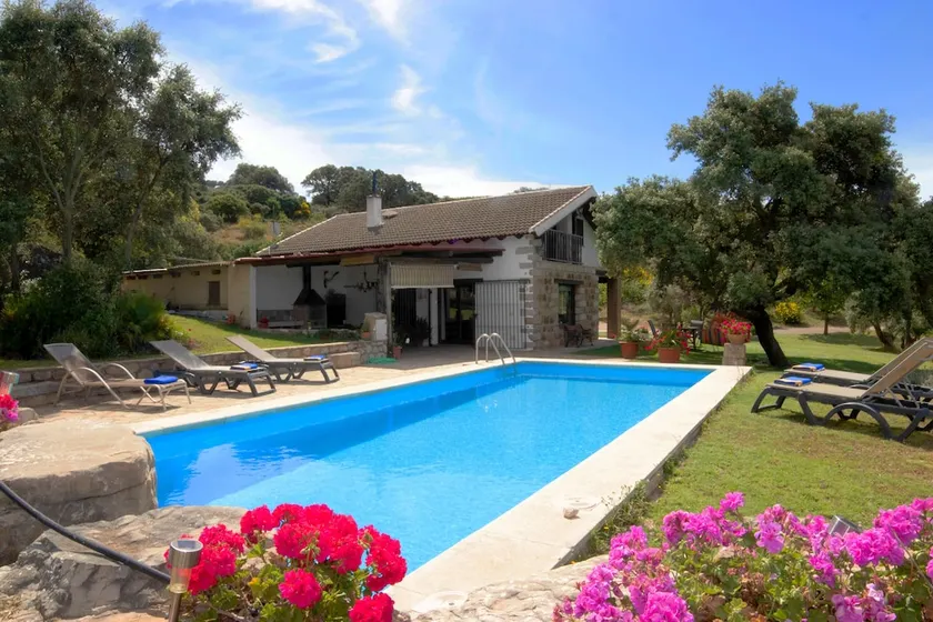 Rural house with spacious exterior and views of the mountains of Malaga. full rent - Image 1