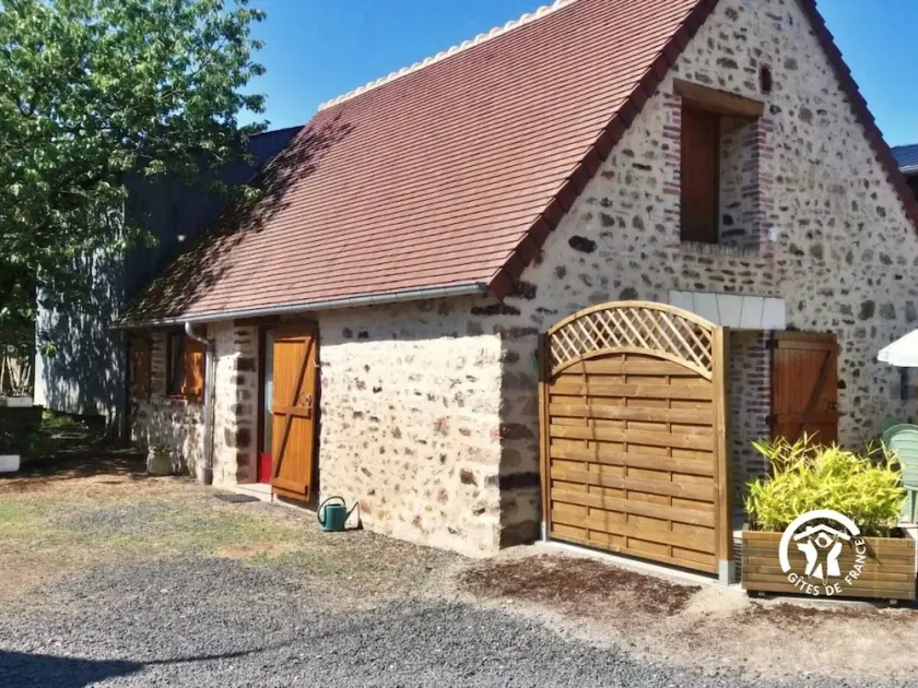 Cozy Countryside Retreat for 2 with Private Lake, Peaceful Garden, and Modern Amenities - Image 1