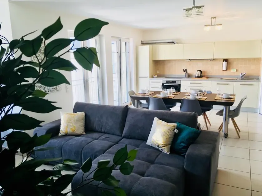 Art Deco 100m2 Flat 2 min Walking from Train Station in City Center, Free Parking - Image 1