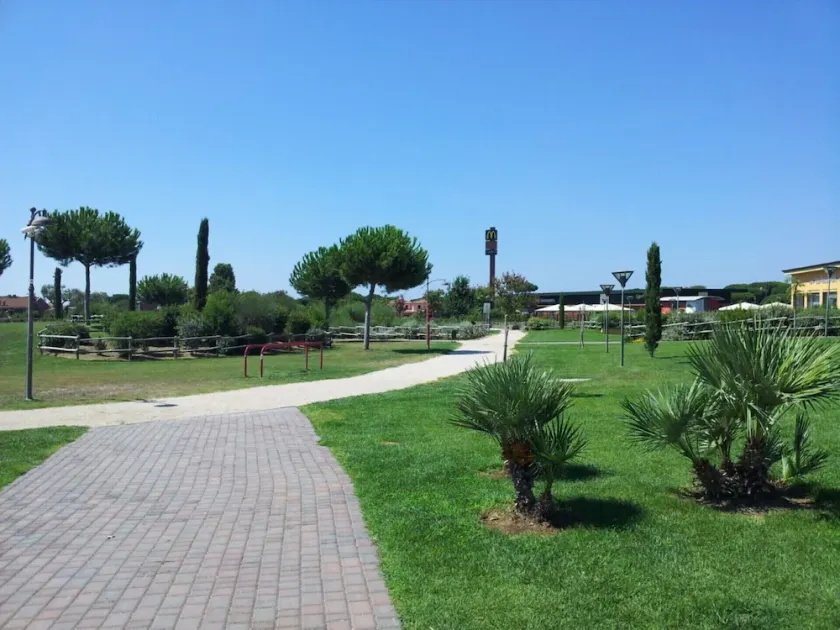 3 Bedrooms Villa Sleeps 6 With Garden - Image 1