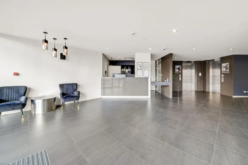Comfy 2-Bed Near the Lake with Secure Parking - Image 1