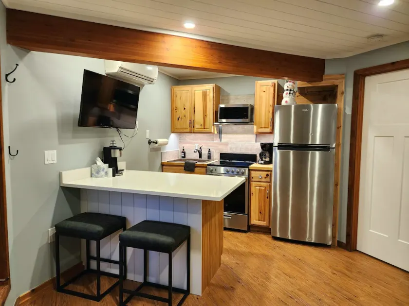  Beautiful sleeps 4 Schuss Village Golf Course, pool, boat parking, Nearby Lakes - Image 1
