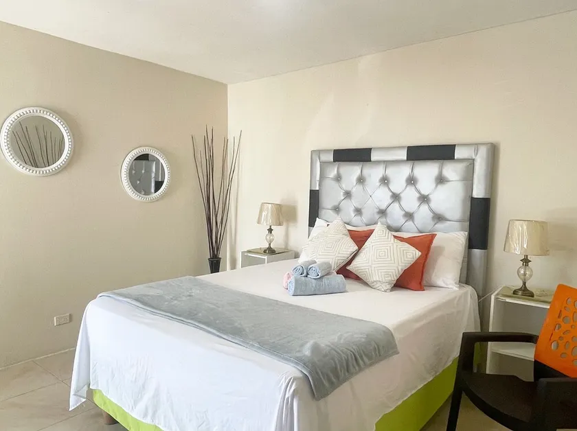 Skyline Suites, A/C 15 mins from Airport - Image 1