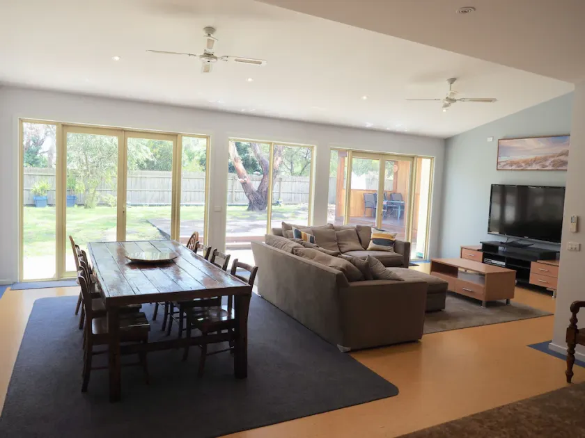 The Beachcomber , Linen Supplied, 10 minute Walk to Surf Beach - Image 1