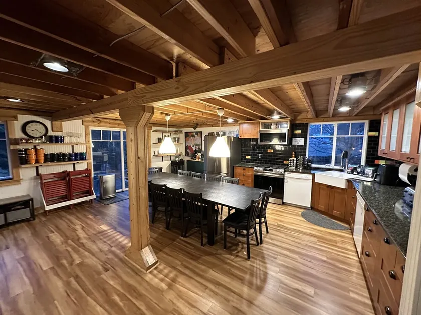 The Douglas Boathouse! Amazing location/ Sleeps 20 in comfort/ all ages friendly - Image 1
