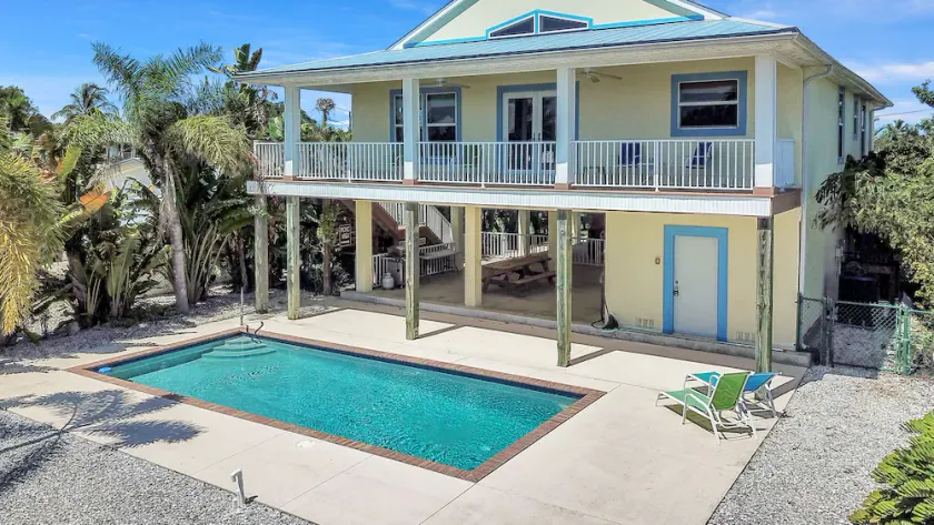 3 bed 3 bath home on quiet canal with heated and chilled pool - Image 1