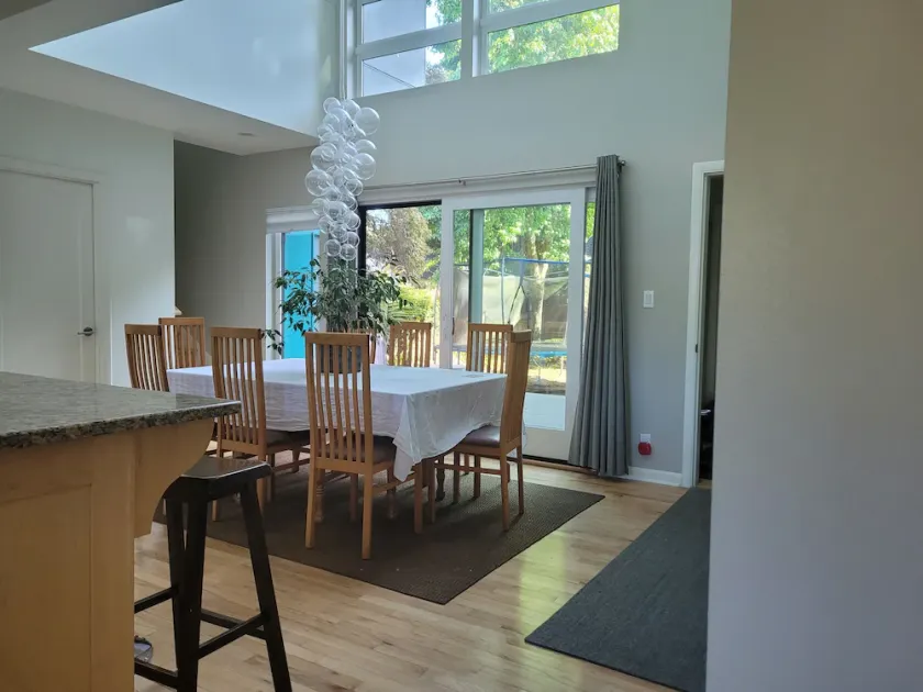 Modern, spacious five bedroom home on quiet street - Image 1