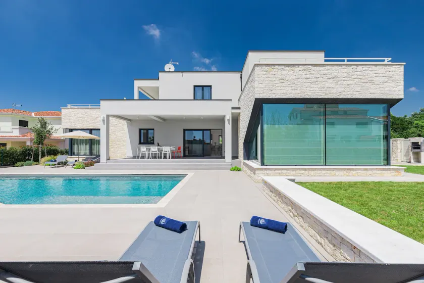 Villa Anni **** in Porec, TOP Villa mit eigenem Pool und Meerblick - Image 1