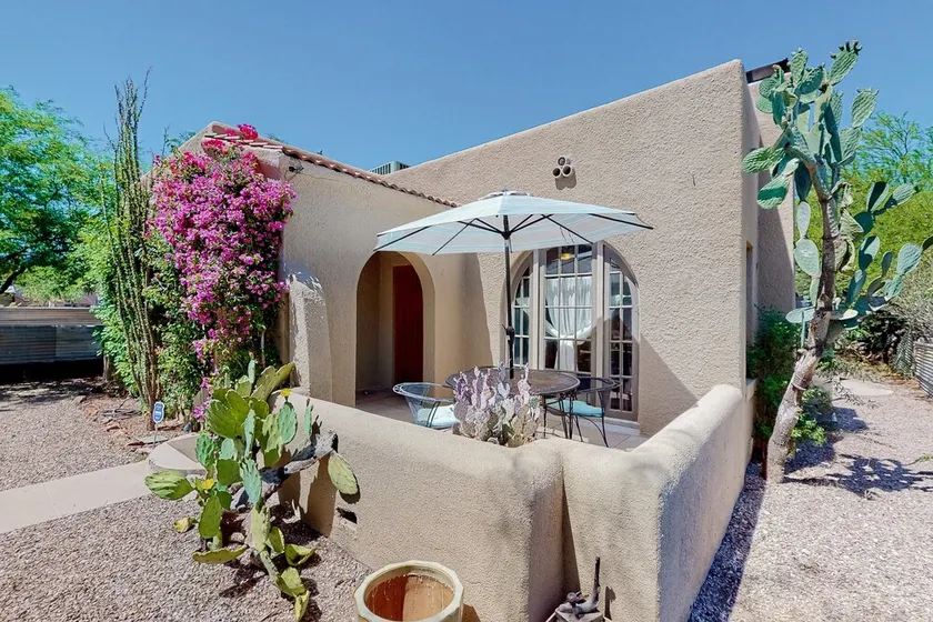 Charming dog-friendly home with enclosed yard, full kitchen, central AC, & W/D - Image 1