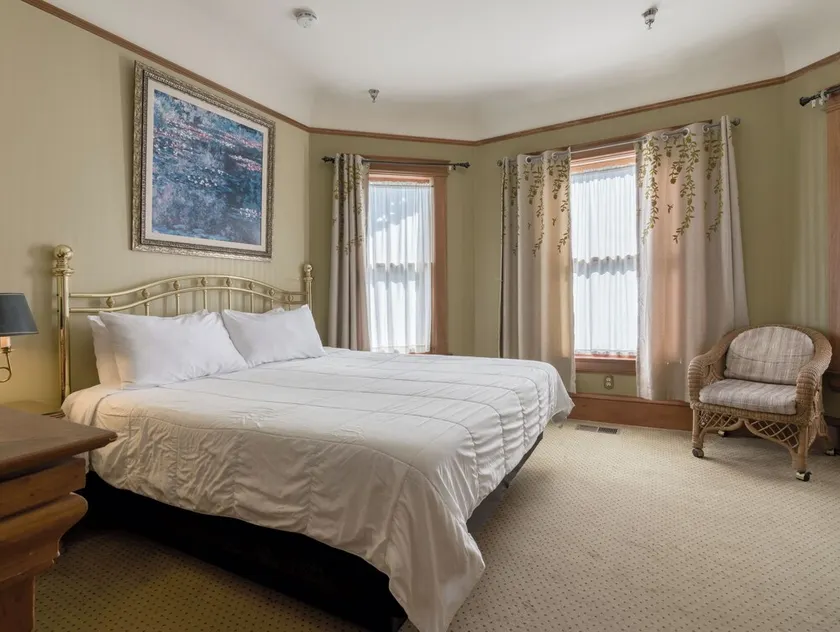 Blocks from Ocean - KING BEDROOM SUITE - Image 1