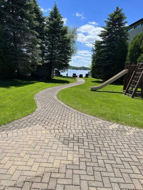 Cozy home with direct lake view - Image 1