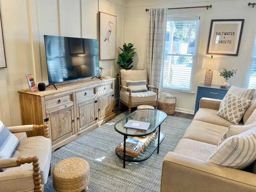King Street Retreat: Charming, Fully Updated Townhome. Excellent Location! - Image 1