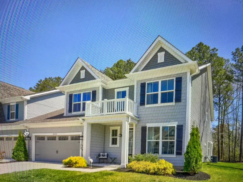 Spacious End-unit Town house w/lots of Amenities - Image 1