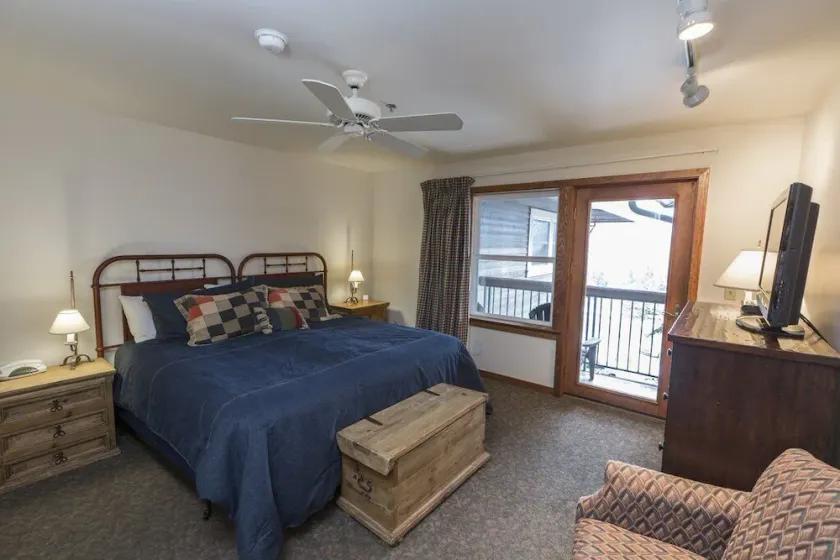 Spacious Hotel-Style Room with Valley Views - Image 1