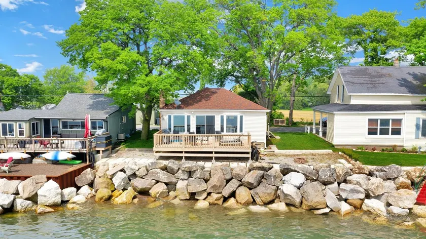 Beach House with Stunning Lake Views & Beautiful Sunsets- 3 Bedrooms, 2 Baths - Image 1