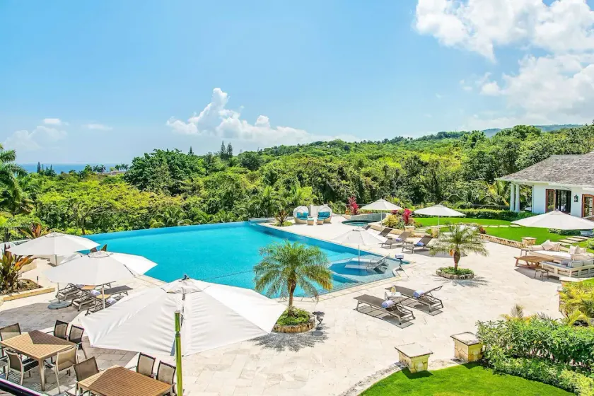 Infinity (5/6 Rooms) Luxury villa - Image 1