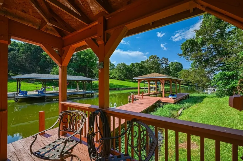 Quiet lake home with two kayaks, furnished deck, grill & fast WiFi - dogs OK - Image 1